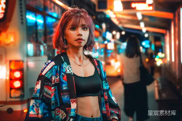 高清摄影 夜市霓虹下的时尚女孩