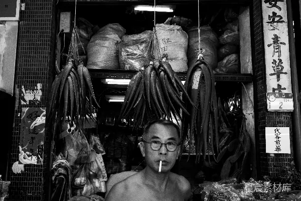 高清摄影 市场中的老店主