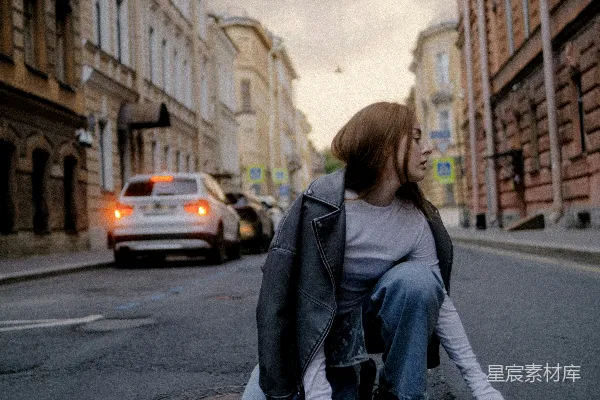 高清摄影 街头独行的少女