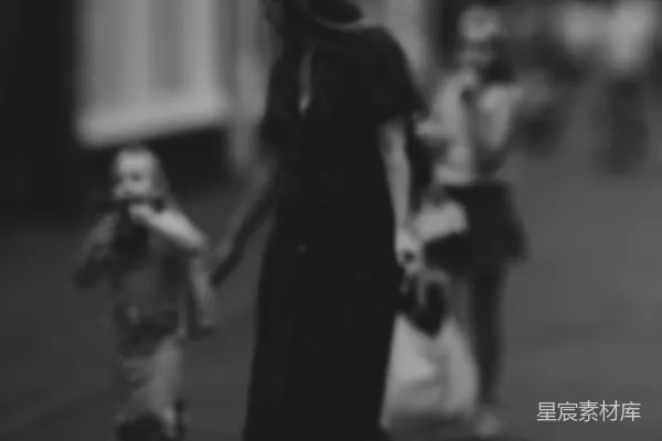 高清摄影 街头剪影：母子同行