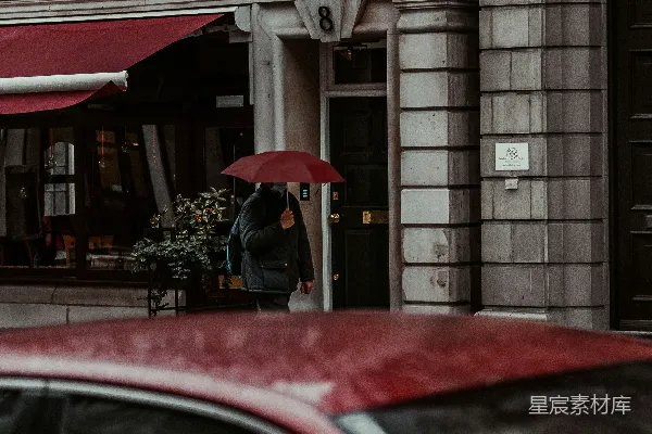 高清摄影 雨中撑伞的人