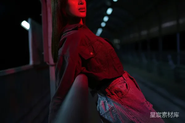 高清摄影 红色光影中的都市时尚