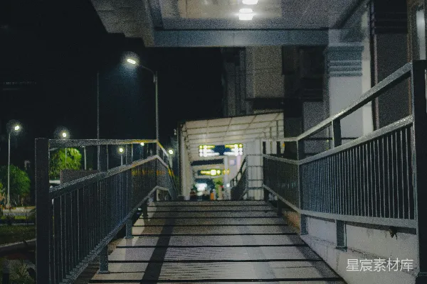 高清摄影 夜晚的过街天桥