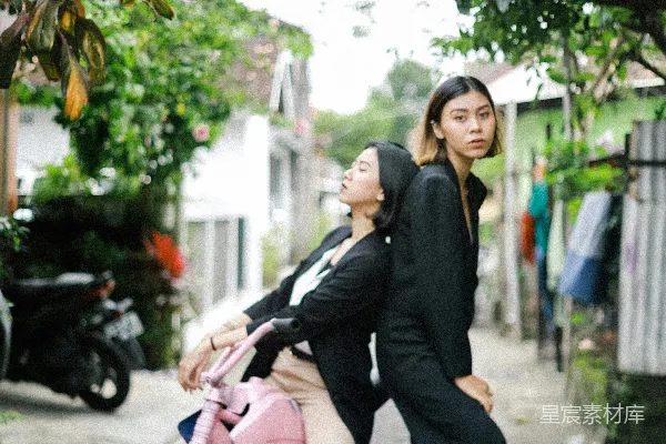 高清摄影 姐妹俩的自行车时光