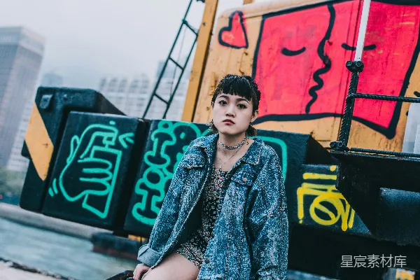 高清摄影 街头艺术与年轻女性的时尚肖像
