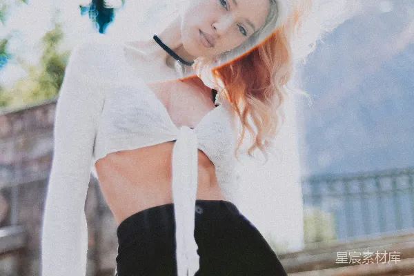 高清摄影 时尚街拍：现代女性的自信与优雅