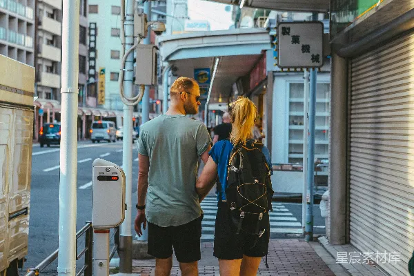 高清摄影 城市街头的旅人