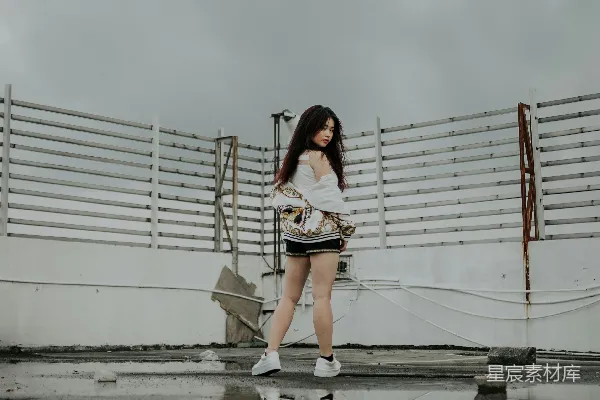 高清摄影 雨后屋顶的倒影