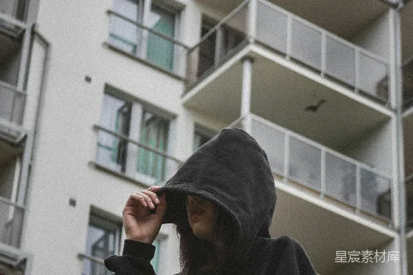 高清摄影 街头风女孩与公寓楼