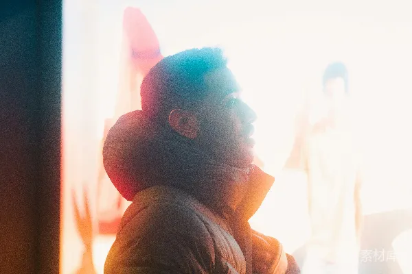 高清摄影 光影下的思考者