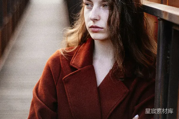 高清摄影 红衣女子倚栏思考