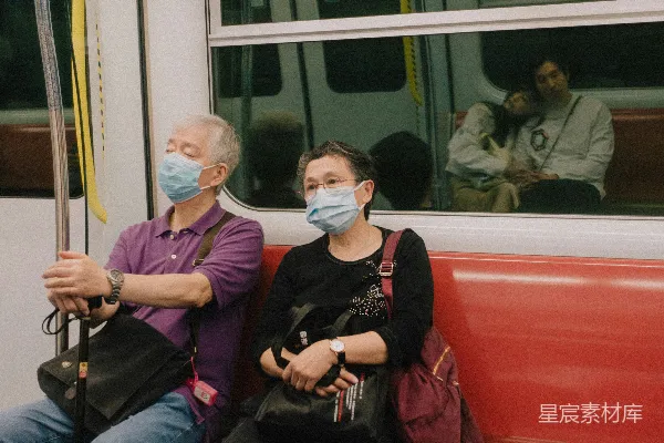 高清摄影 地铁上的夜晚：戴口罩的老人