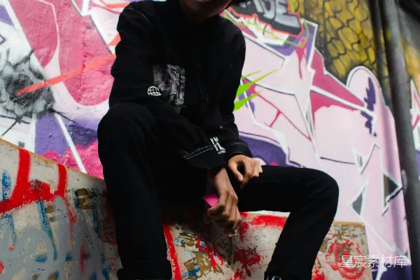 高清摄影 涂鸦墙前的街头少年