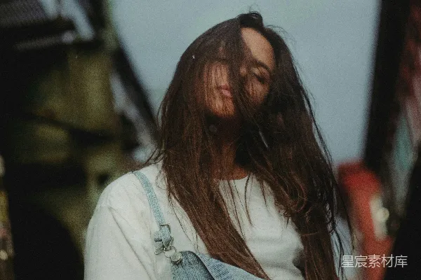 高清摄影 风吹乱发的少女