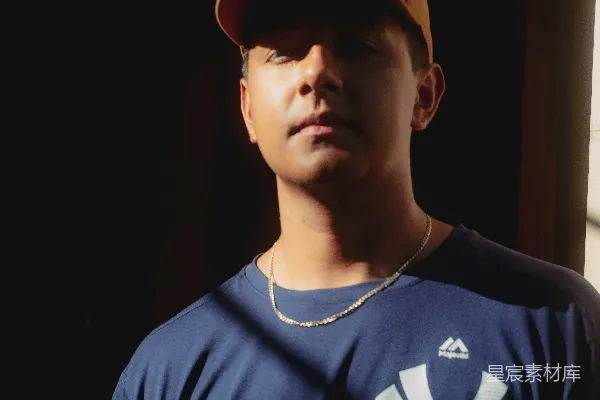 高清摄影 阳光下的棒球少年