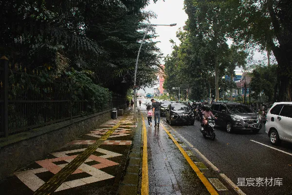 高清摄影 雨后街道的宁静与繁忙