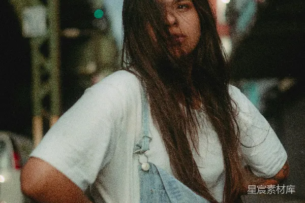 高清摄影 街头夜景中的自信女孩