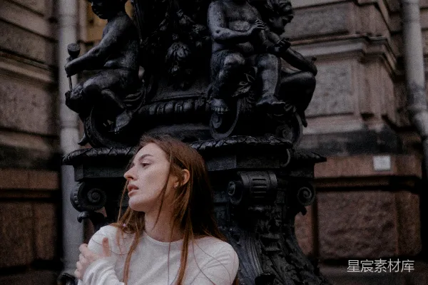 高清摄影 复古雕像前的红发女子