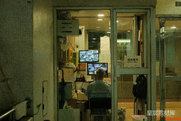 高清摄影 保安室中的守夜人