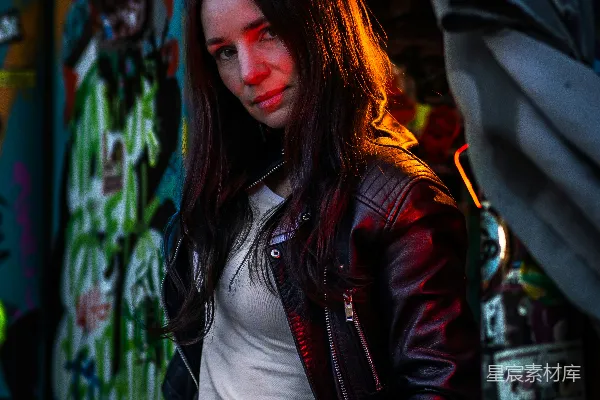 高清摄影 街头时尚：涂鸦墙前的年轻女性