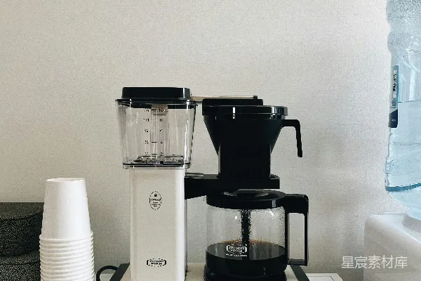 高清摄影 摩卡咖啡机与纸杯的简洁咖啡时光