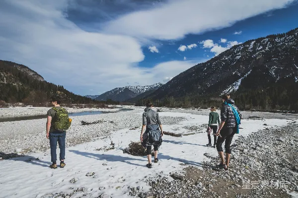 高清摄影 雪山下的徒步旅行