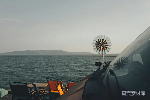 高清摄影 海边的风车与帐篷
