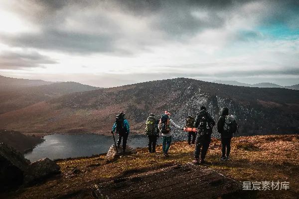 高清摄影 登山者在山顶俯瞰壮丽景色