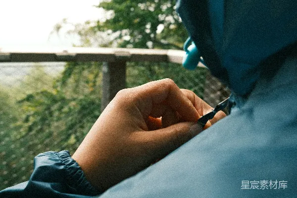 高清摄影 系上安全带的瞬间