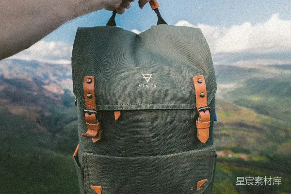 高清摄影 手持山景中的旅行背包