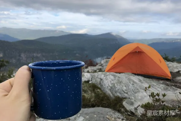 高清摄影 山顶露营，手捧茶杯