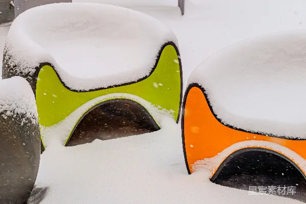 高清摄影 雪地中的彩色座椅