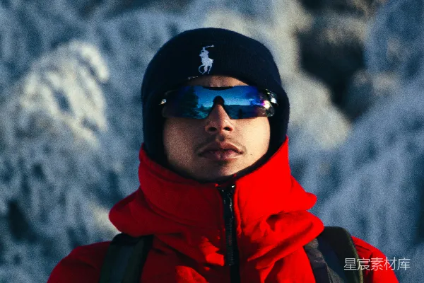 高清摄影 冬日山间徒步者