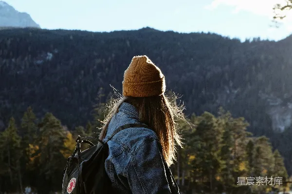 高清摄影 背对山林的旅人