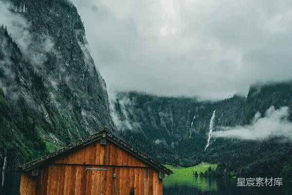 高清摄影 雾中湖边小屋