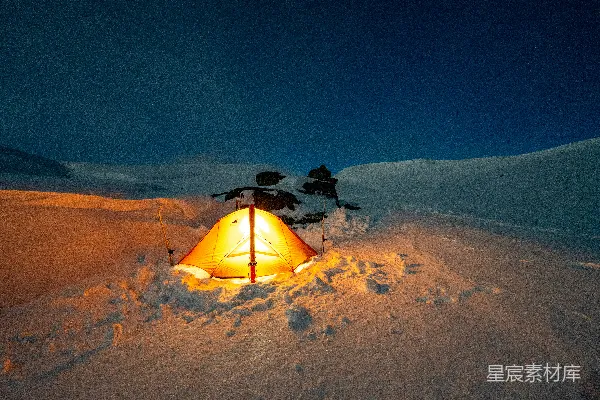 高清摄影 雪夜中的温暖帐篷
