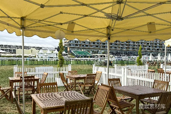高清摄影 户外黄伞下的休闲桌椅