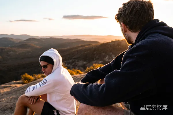 高清摄影 夕阳下的山间静谧时光