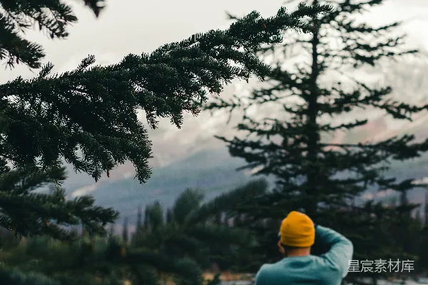 高清摄影 山林中拍摄自然风景的旅行者