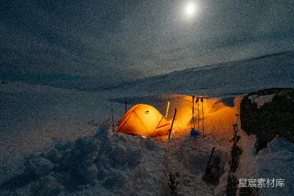 高清摄影 雪夜中的温暖帐篷