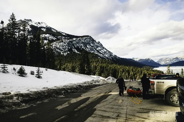 高清摄影 冬日山间公路旁的旅行者