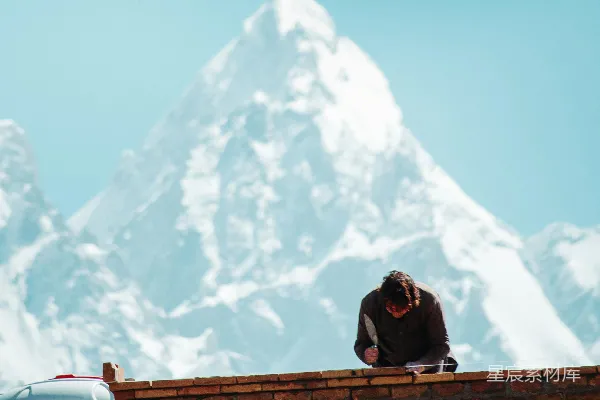 高清摄影 雪山下的砖匠