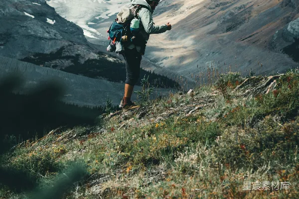 高清摄影 徒步登山者在壮丽山景前