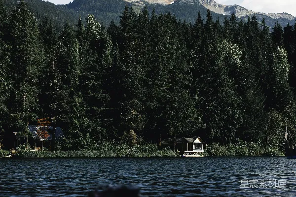 高清摄影 湖边的独木舟与远处的山景