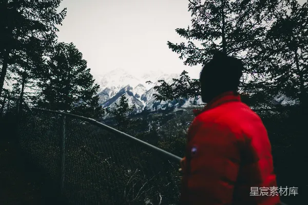 高清摄影 红衣人视角下的雪山