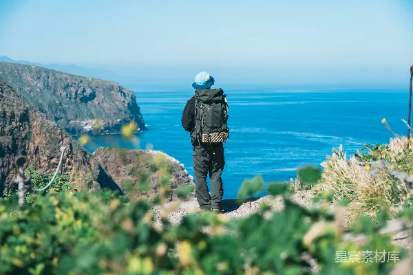 高清摄影 海边远足者