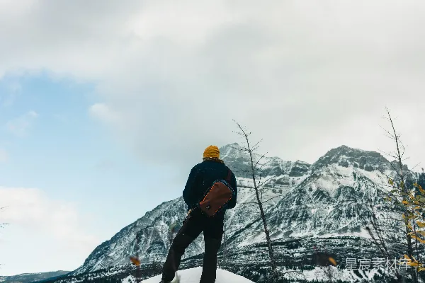 高清摄影 雪中远眺的旅人