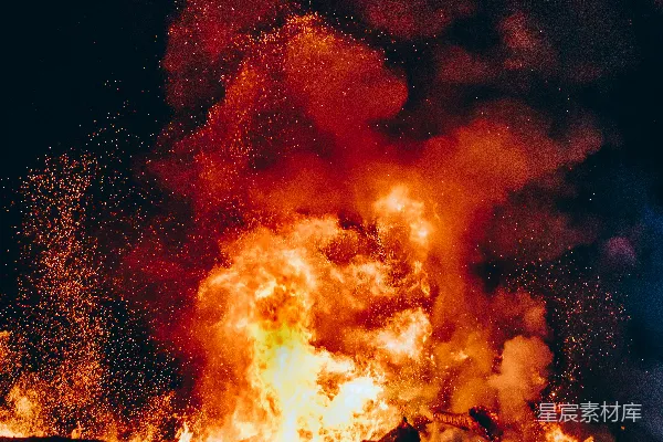 高清摄影 夜晚熊熊燃烧的篝火