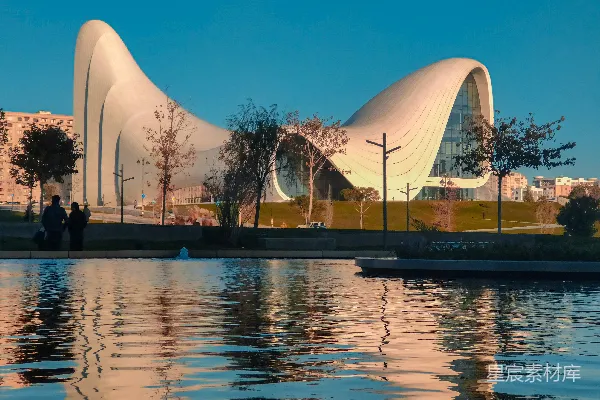 高清摄影 波浪型建筑与倒影的宁静湖畔