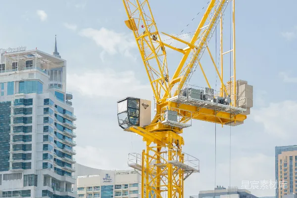 高清摄影 黄色塔吊与现代城市景观